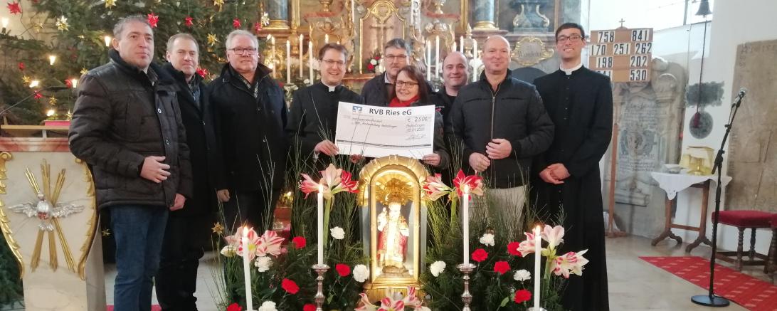 Spendenübergabe in der Kirche