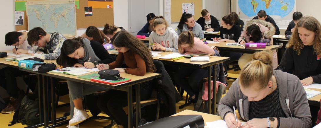 Mit Feuereifer arbeiten die Schülerinnen und Schüler der 10E am THG daran, das Einführungsjahr zu bestehen, um in die Qualifikationsstufe aufzurücken.