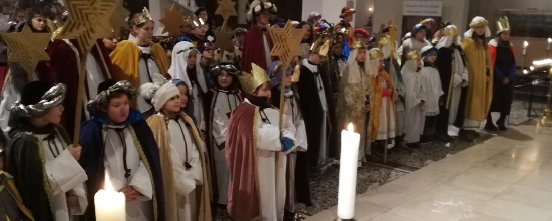 Das Bild zeigt die Aussendung der Sternsinger bei der Abendmesse im Donauwörther Liebfrauenmünster.