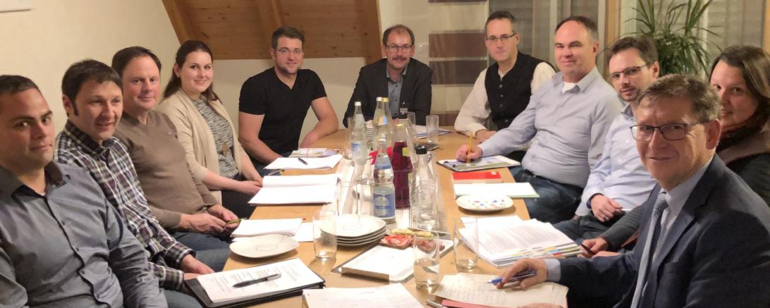 Das Bild zeigt Landrat  Stefan Rößle (vorne rechts) mit Vertretern der Landwirtschaft und des Landratsamtes beim runden Tisch in Hoppingen.