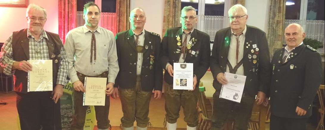 Das Bild zeigt die Ehrung einiger Mitglieder der St.-Michael-Schützen Löpsingen.