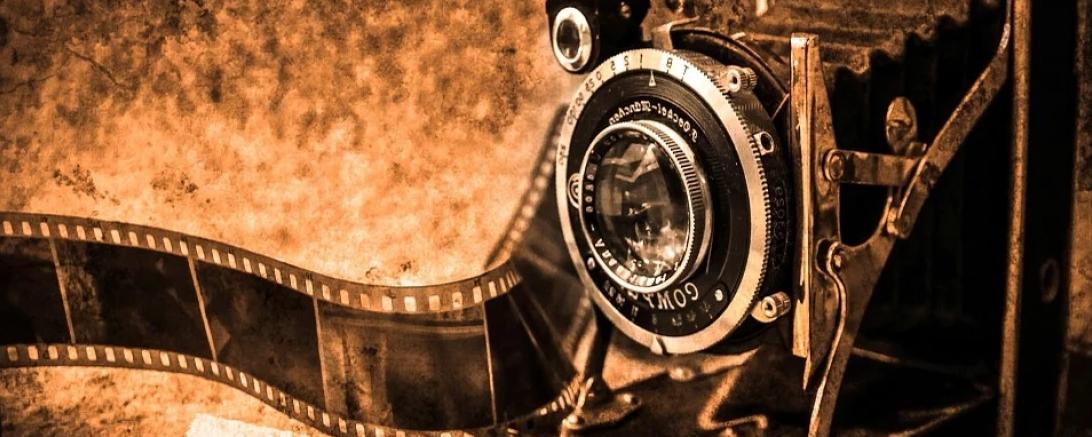 Das Bild zeigt eine alte Kamera.