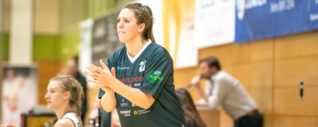 Das Bild zeigt Capitana und Geburtstagskind Laura Geiselsöder der XCYDE Angels.