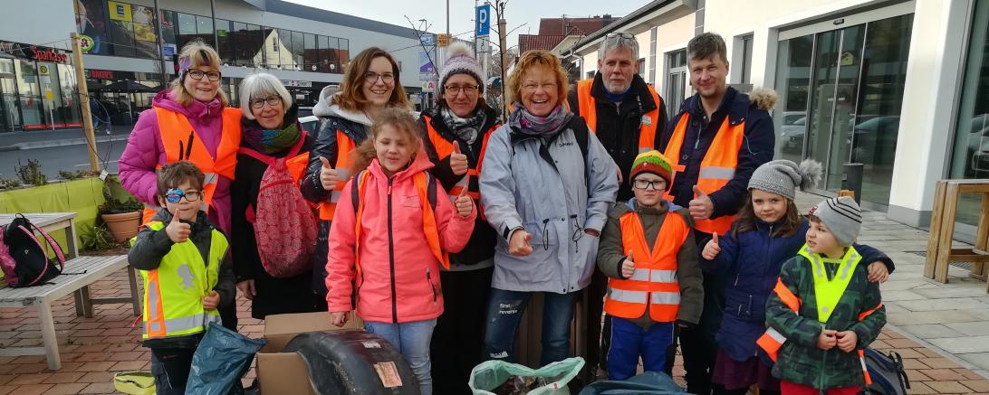 Das Bild zeigt die Müllsammelaktion der Ploggingruppe Donauwörth.