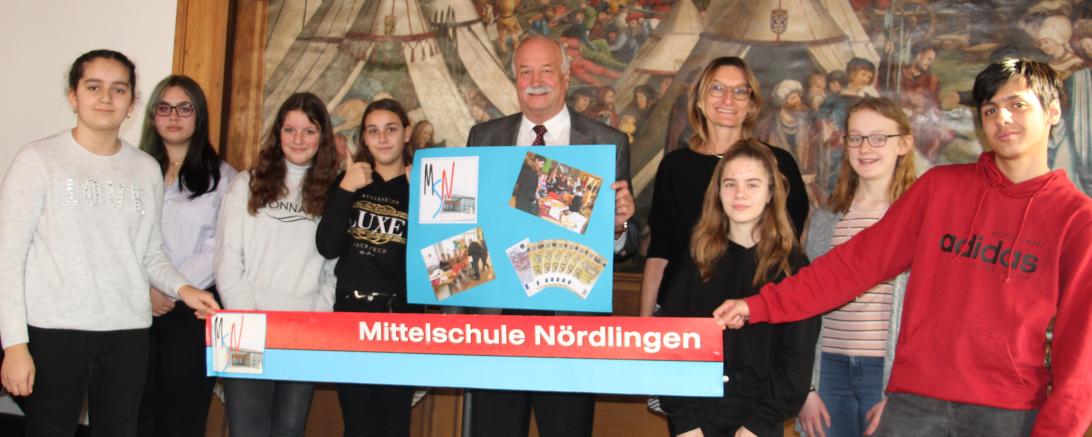 Das Bild zeigt die Spendenübergabe der Nördlinger Mittelschule an "Nördlinger Hilfe in Not".