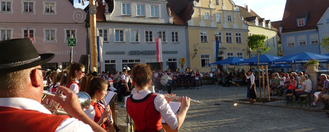 Das Bild zeigt den Wemdinger Marktplatz.