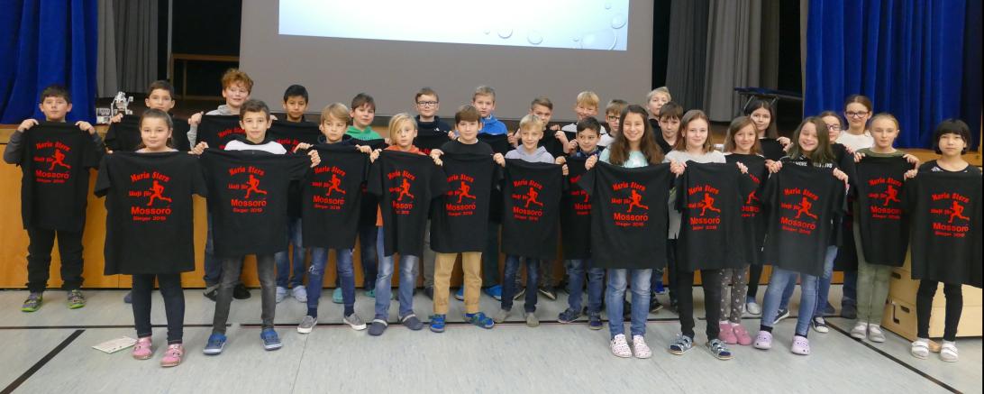 Das Bild zeigt die Klasse 5c, die als Anerkennung für ihr herausragendes Spendenergebnis mit T-Shirts ausgezeichnet wurde.  