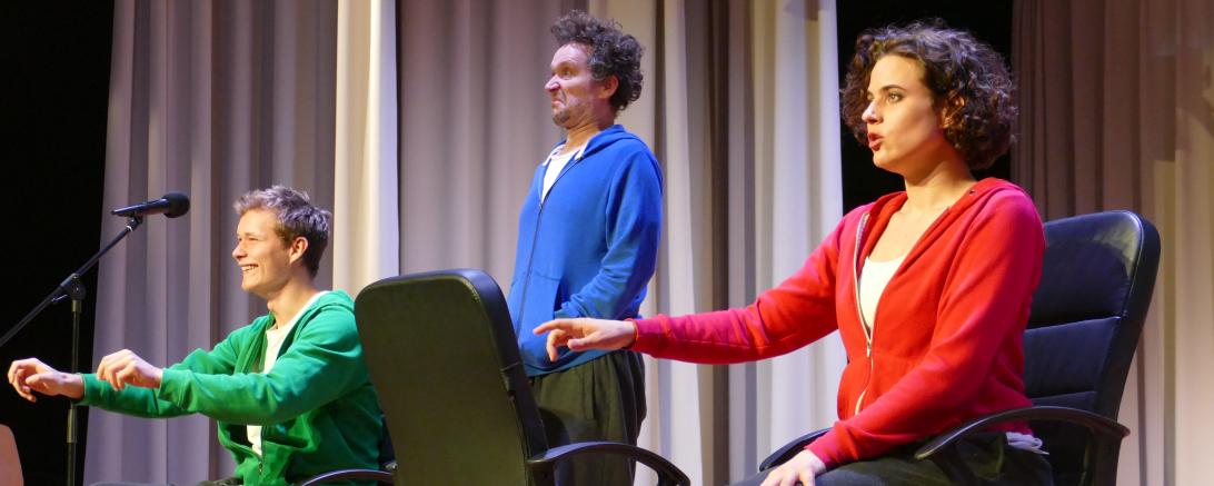 Das Bild zeigt die drei Schauspieler in Aktion auf der Bühne der Realschule Maria Stern. 