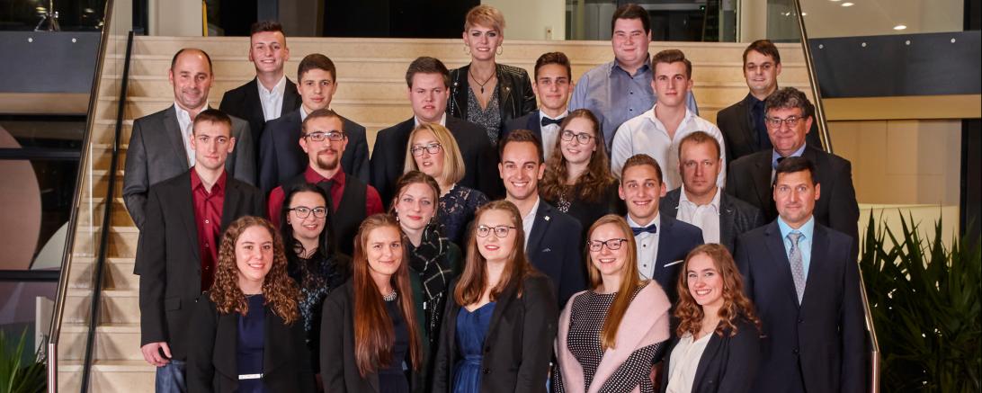 Ehrung des Ausbildungsjahrgangs 2019: Die Zott-Berufsanfänger mit ihren Ausbildern.