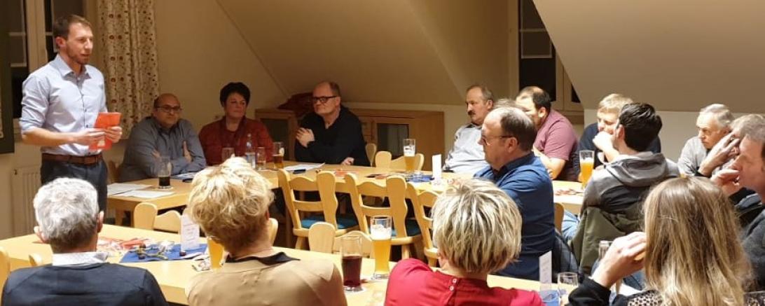 Hinten von links: Bürgermeisterkandidat Thomas Heydecker, Fraktionsvorsitzenden Robin Bhattacharyya, Ortsvereinsvorsitzende Martina Krommrei und Georg Wiedemann