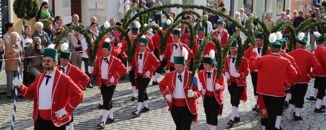Das Bild zeigt den Schäfflertanz der Stadt Wemding.