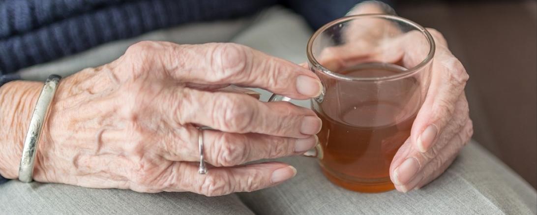 Das Bild zeigt eine Oma beim Teetrinken.