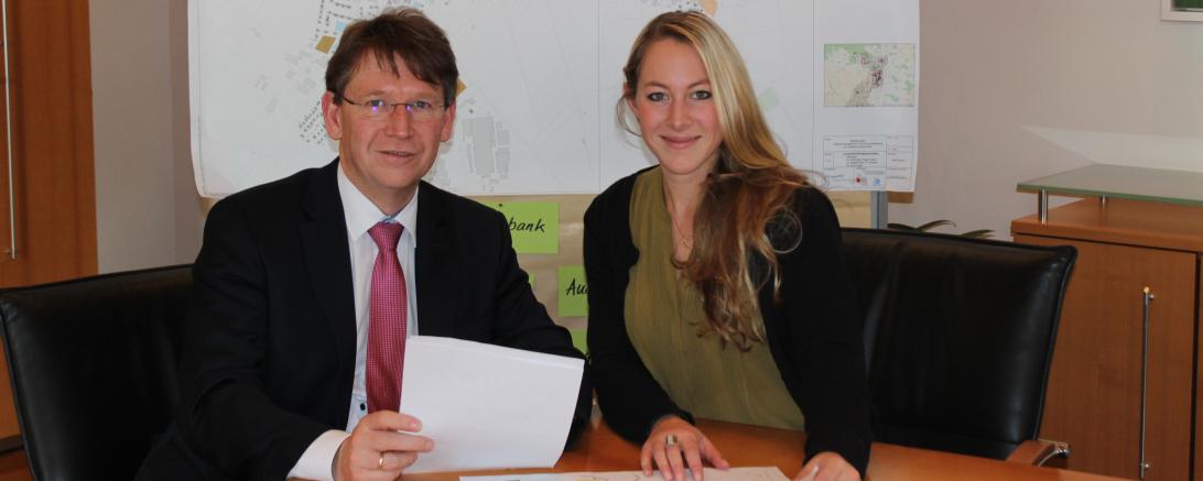 Das Bild zeigt Landrat Stefan Rößle und Konversionsmanagerin Barbara Wunder bei der Planung der Wohnraumstudie für den Landkreis Donau-Ries.