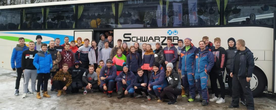 Das Bild zeigt 35 Jugendliche des Rieser Ski- und Snowboardclubs Nördlingen e.V. im Sportcamp in Inzell.