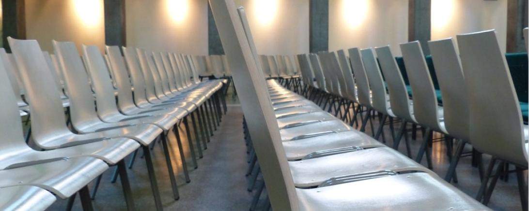Das Bild zeigt viele Stuhlreihen.