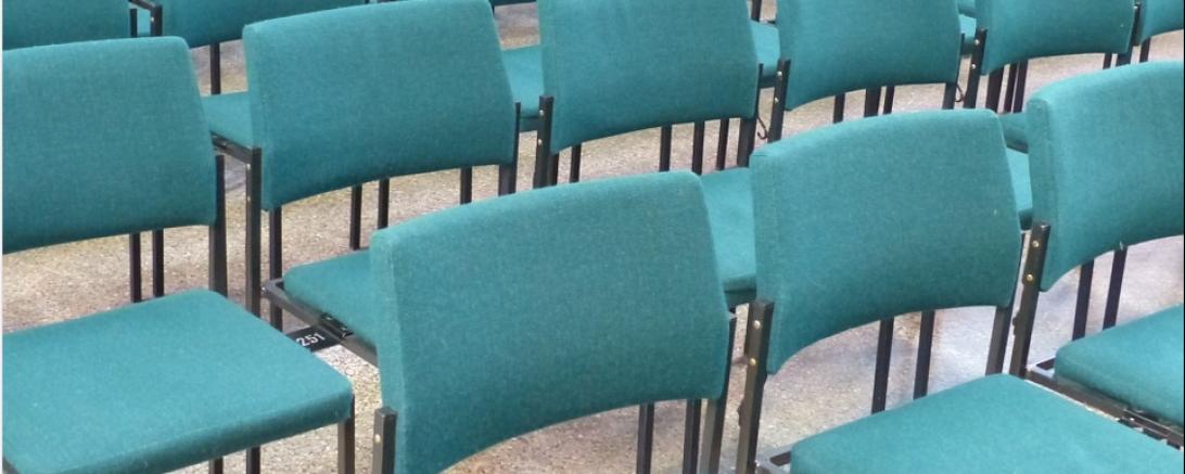 Das Bild zeigt viele Stuhlreihen.