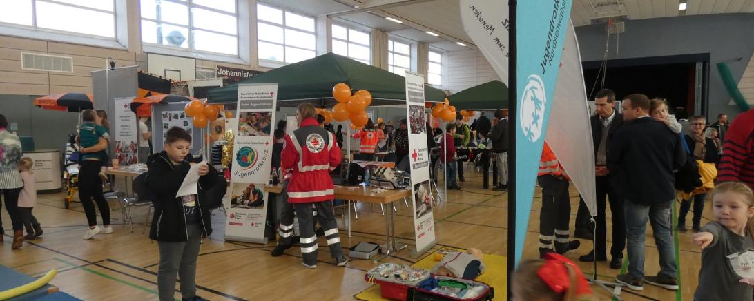 Das Bild zeigt den "Tag der Vereine" in der Wemdinger Stadthalle.
