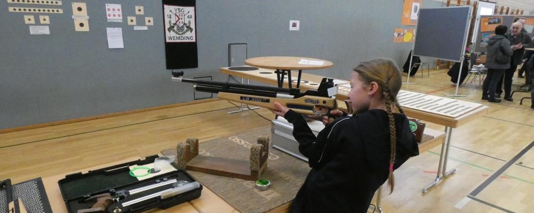 Das Bild zeigt den "Tag der Vereine" in der Wemdinger Stadthalle.