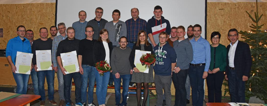 Das Bild zeigt die Ehrung der Firmenjubilare der Taglieber Holzbau GmbH aus Oettingen.