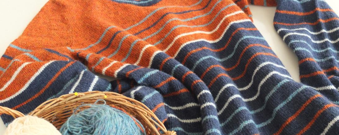 Das Bild zeigt einen selbstgestrickten Pullover.