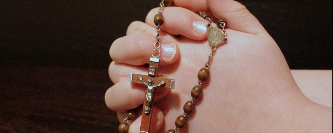 Das Bild zeigt betende Hände.