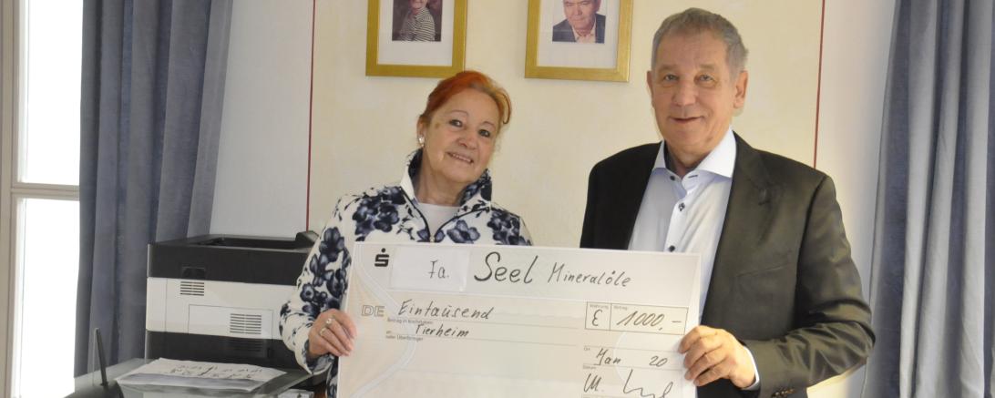 Das Bild zeigt die Spendenübergabe der Seel Mineralöl GmbH & Co. KG an das Tierheim im Hamlar.