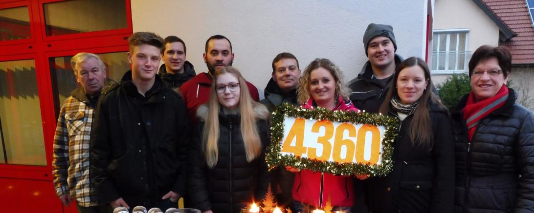 Sie freuen sich über einen Spendenerlös von 4.360 Euro beim Münsterer Adventskalender 2019: v. l.: Erika Liebsch, Viktoria und Wolfgang Lichtenstern, Yvonne und Dietmar Schmid, Constanze Heinrich, Christopher Braun, Tobias Halbmeir und Tobias Jakob (für die Landjugend und die Freiwillige Feuerwehr) Dietmar Stangl (für den Kirchenwirt), auf dem Bild fehlend die Vertreter des Gartenbauvereins. 