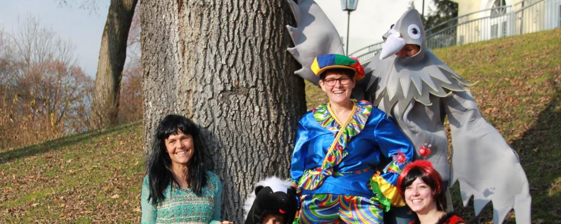 Gisela Bandhauer, Johannes Müller, Karin Stippler, Andrea Haslacher und Lena Tuschl (von links) von der aktion hoffnung präsentieren die bunte Vielfalt an Secondhand-Faschingskostümen. 