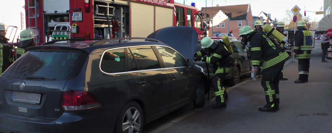 Pkw nach Brand in Donauwörth, mit Feuerwehr