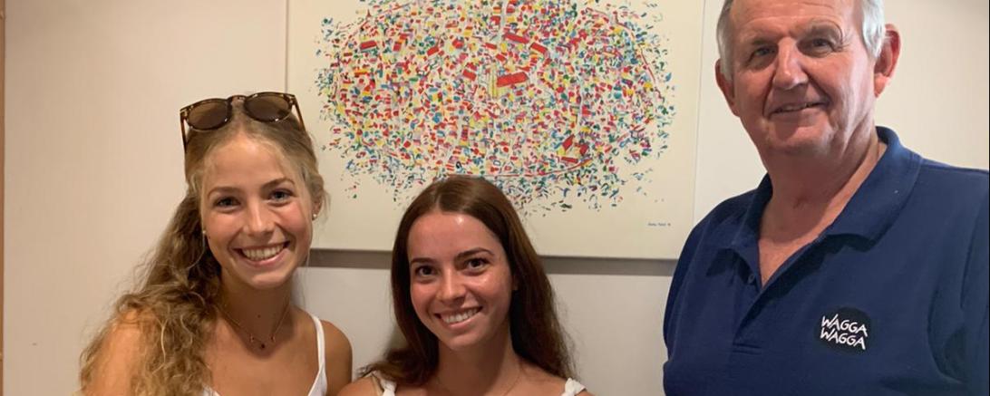 Unser Bild zeigt Lilly Ziegler und Hannah Bettinger mit Bürgermeister Creg Conkey.