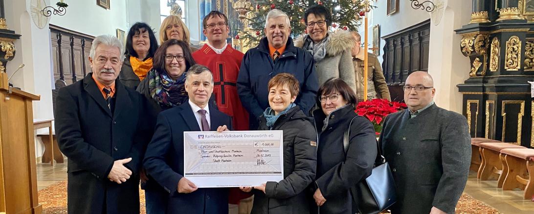 Bürgermeister Günther Pfefferer, Kaplan und Präses Laurent Koch und die Kolpingsfamilie Monheim mit ihrem Vorsitzenden Hubert Blank überreichten den Erlös des Bayerischen Schmankerl-Abends 2019 in Höhe von 1.000 Euro an die Leiterin der Stadt- und Pfarrbücherei Monheim, Mariele Lettenbauer. Die Stadt