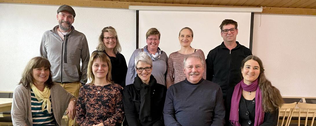 Das Bild zeigt sitzend v.l.n.r. Gabriele Buck-Baumann, Marina Karmann, Nicole Vervoort, Reiner Baumann und Bianca Brandner; stehend v.l.n.r. Michael Brandner, Martina Bauer, Michaela Frisch, Maria Roßkopf, Max Deißler.
