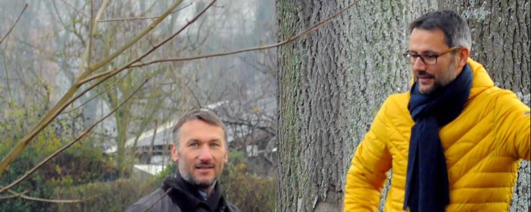 Das Bild zeigt  Michael Eßmann und Steffen Höhn vor dem altem Baum an der Eger.