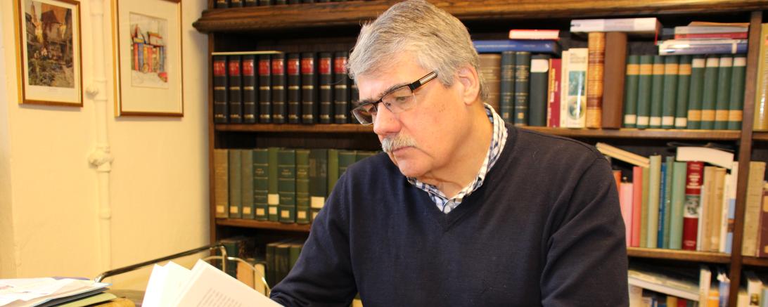 Dr. Wilfried Sponsel blättert in einem Buch