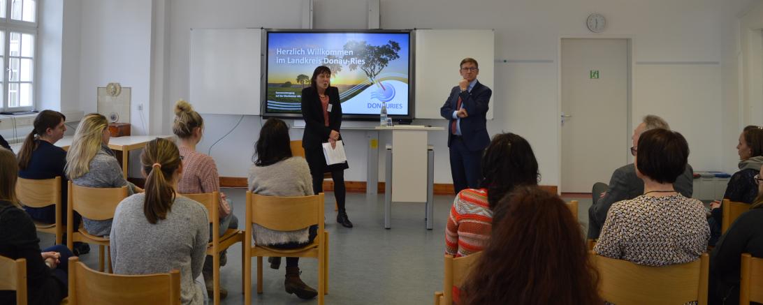 Landrat Stefan Rößle an der Liselotte-Nold-Schlule. 