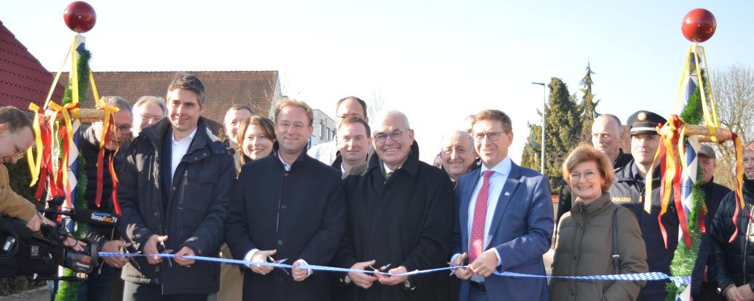 (v.l.) Gerhard Schappin, Leiter Tiefbauamt, Wolfgang Fackler, Hubert Eberle, Bürgermeister und MdL, Stefan Rößle, Landrat. 
