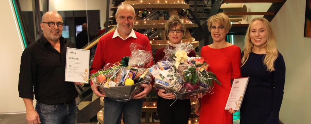 Roland Abel mit Mitarbeitern und Urkunden