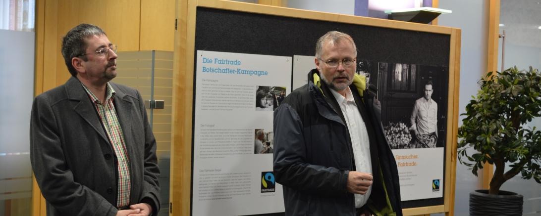 Auf dem Bild zu sehen (von links): Klaus Probst, Vorsitzende des Solidarität für Eine Welt e.V., und Andreas Plohmann, Sprecher der Steuerungsgruppe Fairtrade-Stadt Donauwörth. 