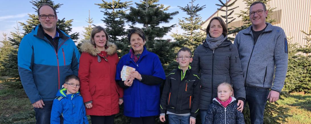 Bernhard und Patricia Reiner, die für Speis und Trank sorgten mit Sohn Georg, Rosmarie Schweyer sowie Andrea und Martin Hofer mit ihren Kindern Martin und Johanna bei der Spendenübergabe.