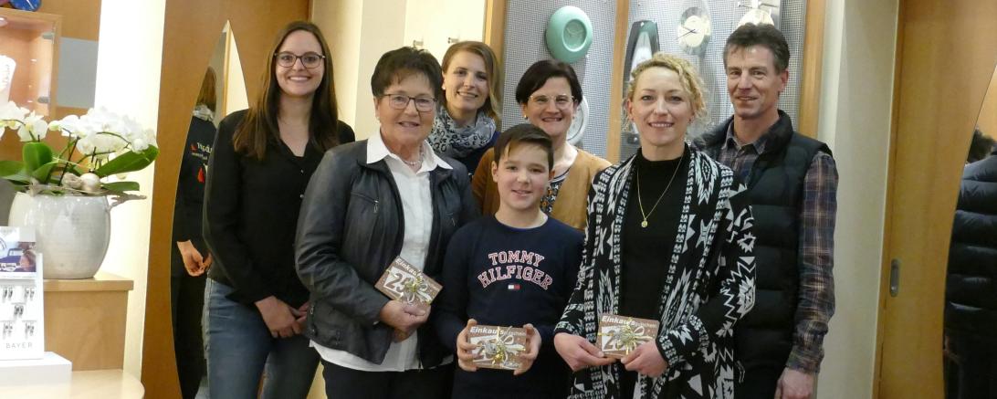 Die Gewinner mit Vertretern des Gewerbeverband Wemdings und der Stadt Wemding (v. l. n. r.: Judith Strohhofer, Rosa Hutzler, Daniela Neubauer, Timo Klotz, Annette Letsch, Nadya Herb (Vertretung für Ralf Herb) und Klaus Fischer. 