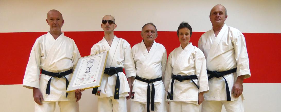 Trainer Jürgen Müller (5. DAN), Prüfling Rene Steinhübel (2. DAN), Trainer Lothar Kreutner (4. DAN), Assistenztrainerin Monika Schenk (2. DAN), Co-Trainer Rudi Gottwald (1. DAN) sowie Führhund Zand