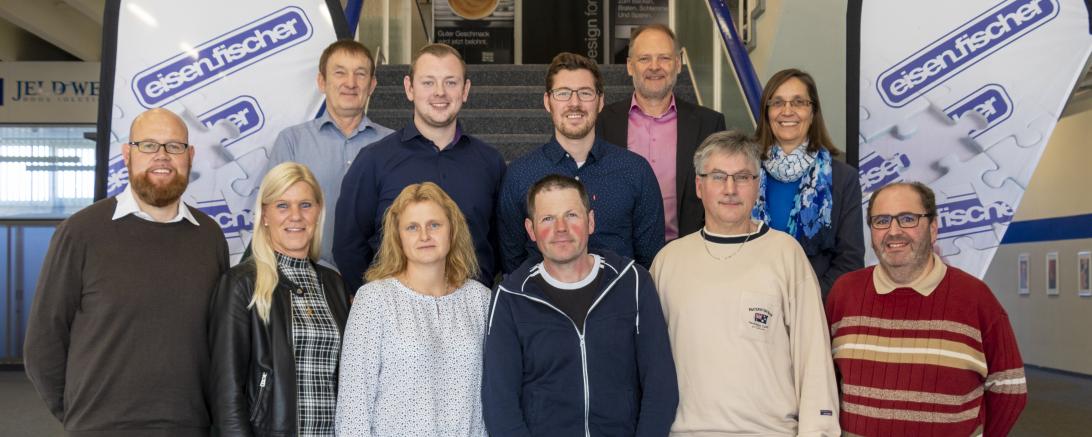 Das Bild von der Mitarbeiterehrung bei Eisen-Fischer zeigt hinten von links Betriebsratsvorsitzenden Werner Baur, Patrick Chevalier (10 Jahre Betriebszugehörigkeit; Vertriebs-Außendienst), Stephan Seefried (10; Rechnungswesen), Geschäftsführer Volker Baumgärtner und Personalleiterin Carmen Fettinger sowie vorne von links Markus Strobel (25; Vertriebs-Außendienst), Brigitte Kaiser (25; Vertriebs-Innendienst), Christine Roder (25; Datenmanagement), Gerd Amerdinger (25; Logistik), Roland Geyer (25; Logistik) u
