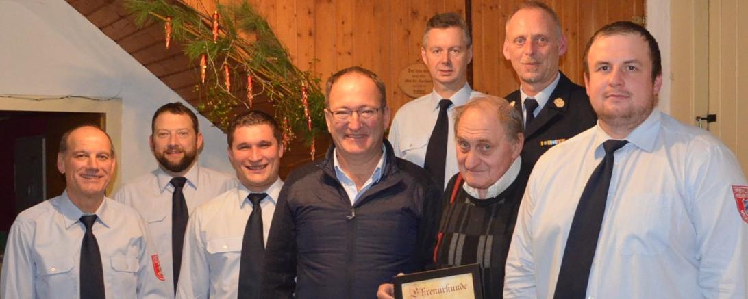 Auf dem Bild zu sehen (von links): Stefan Golder, Michael Schlauderer, Tobias Balletshofer, Bürgermeister Alois Schiegg, Gregor Mayr, Ehrenmitglied Josef Steib, KBM Jürgen Hascher und Wolfgang Engelhard. 