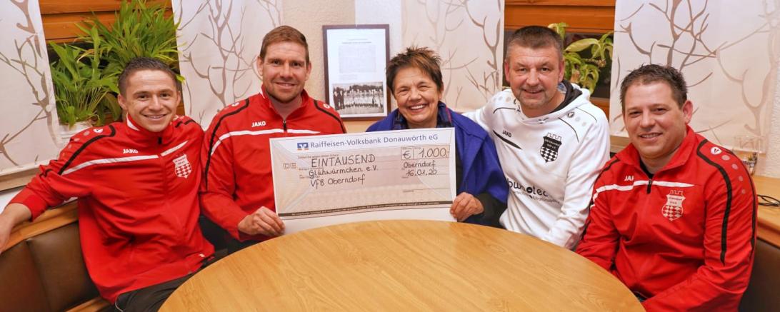 Das Bild zeigt die Spendenübergabe des VfB Oberndorf an Glühwürmchen e.V.