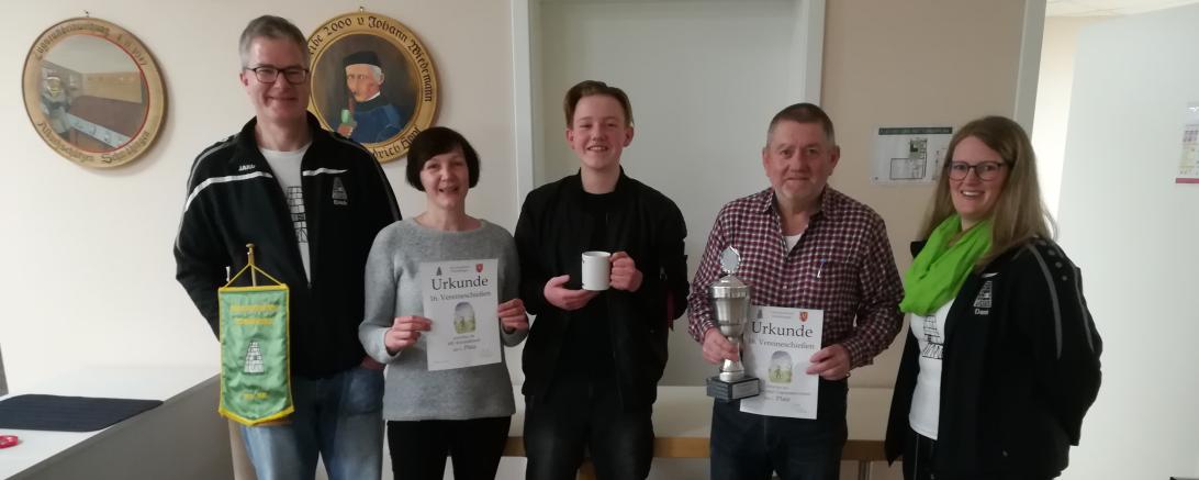 Das Bild zeigt (von links nach rechts): 1. Schützenmeister Erich Oswald, Helga Faußner, Nikolai Dollmann, Rudolf Rösch vom Siegerteam Soldatenverein Schmähingen sowie Sportwartin Daniela Löfflad