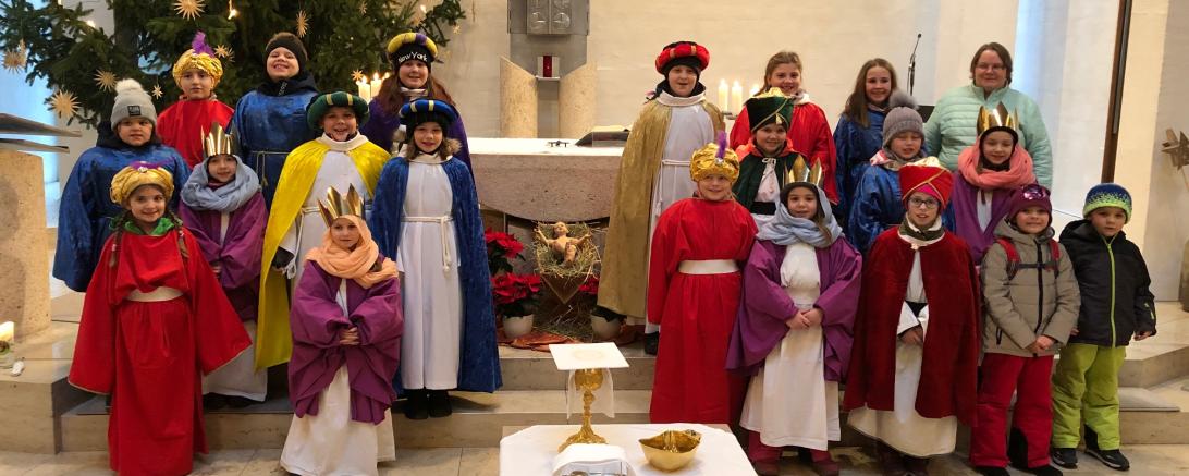 20 Buben und Mädchen waren in Ellgau unter der Regie von Susanne Hurler (hinten rechts) in Ellgau als Sternsinger unterwegs.
