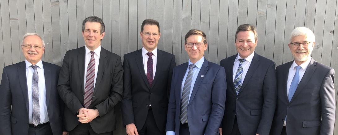 (im Bild von links): Hubert Hafner (Günzburg), Peter Polta (Heidenheim), Heiner Scheffold (Alb-Donau-Kreis), Stefan Rößle (Donau-Ries), Leo Schrell (Dillingen) und Klaus Pavel (Ostalbkreis)