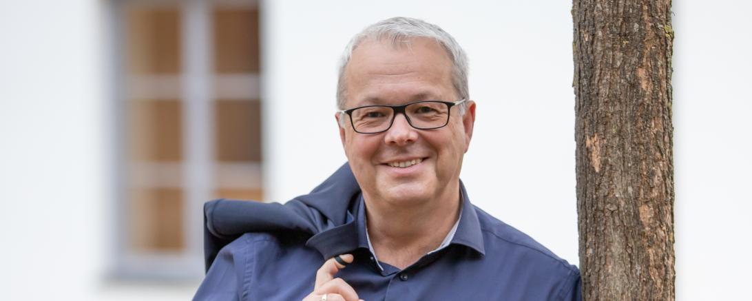 Karl Rehm mit Sakko über der Schulter