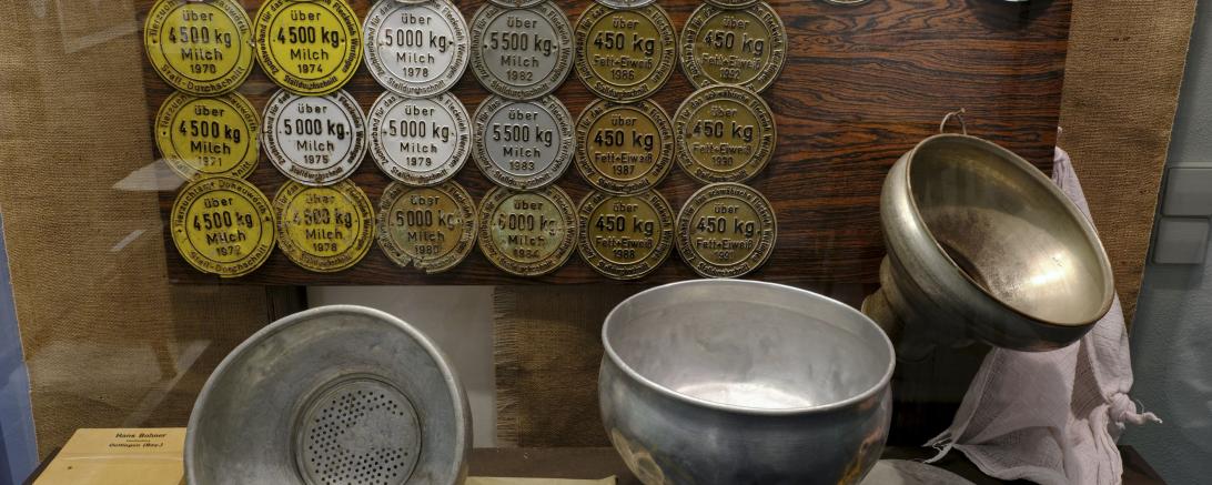 Milchkannen und Plaketten