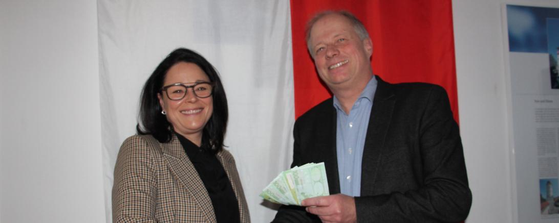 Bürgermeister Landenberger-Schneider nimmt dankend die Spende in Höhe von 1.200,00 Euro von Patricia Bonrath-Landgraf für die Stiftung „Nördlinger Hilfe in Not“ in Empfang.